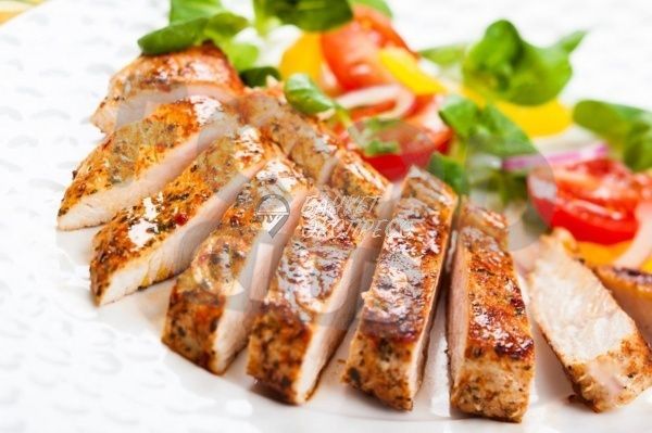 Филе индейки на подушке из шпината с микс-салатом 10 шт