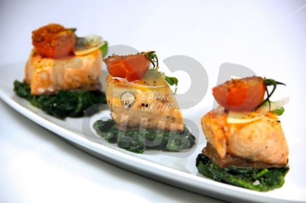 Филе лосося, фаршированное соусом Песто, на подушке из припущенного в сливках шпината 10 шт