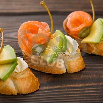 Мини-брускетта с семгой и сливочным сыром