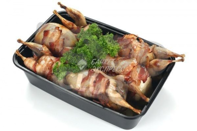 Перепела фаршированные яблоком в беконе с деревенским картофелем