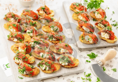 Канапе с семгой на драниках 24 шт.