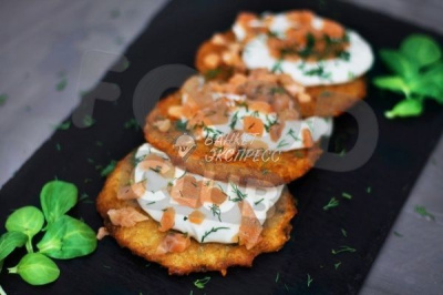 Драники с лососем и сливочным соусом (30 шт.)