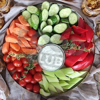 Поднос с овощами и Дзадзики