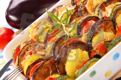 Картофельная запеканка с баклажанами и помидорами
