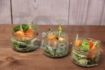 Сочные листья салата Ромейн с чесночными гренками, сыром Пармезан и заправкой Цезарь с добавлением обжаренных на гриле тигровых креветок (5 шт.)
