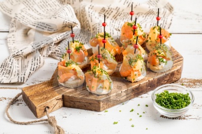 Канапе ломтик лосося с щучьей икрой