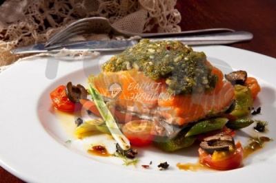 Филе форели в медово-горчичном соусе с овощами соте 10 шт