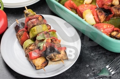 Курица с овощами на шпажках