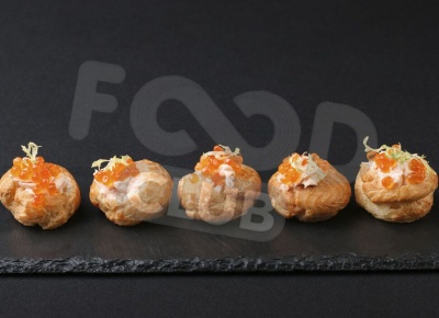 Профитроль с лососем и красной икрой 10 шт.