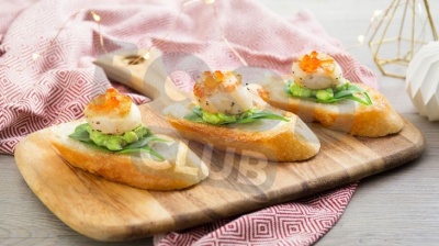 Брускетта с авокадо и гребешками 10 шт.