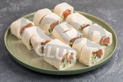 Тортилья со слабосоленой семгой и зеленью