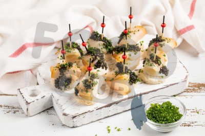 Ломтик масляной рыбы с икрой палтуса