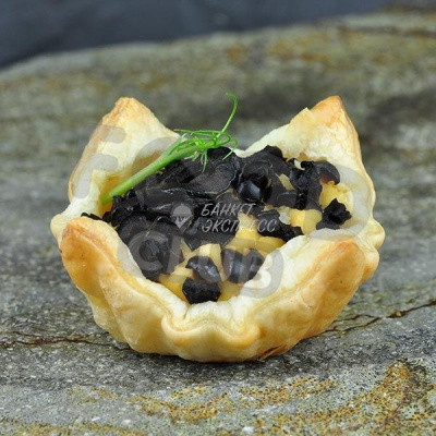 Киш с хумусом и оливками