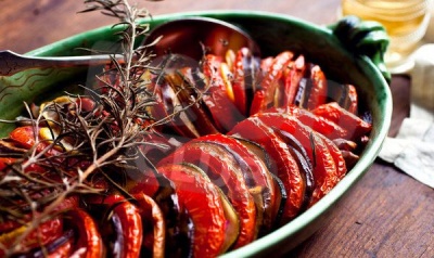 Запеченные баклажаны с помидорами