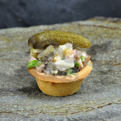 Салат с бужениной, перепелиным яйцом, корнишонами, айсбергом и заправкой от шеф-повара