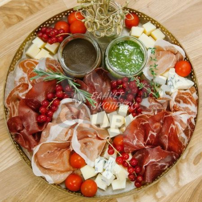 Поднос с брезаолой, коппой и красной смородиной