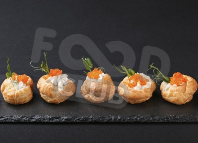 Профитроль с муссом из сельди с икрой тобика 10 шт.