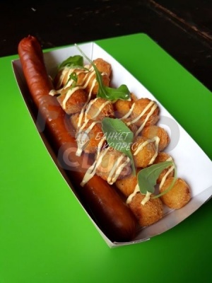 Картофельные шарики с охотничьими колбасками и сырным соусом