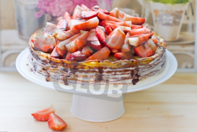 Блинный тор с клубникой