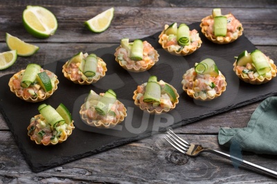 Тарталетка с копченой семгой