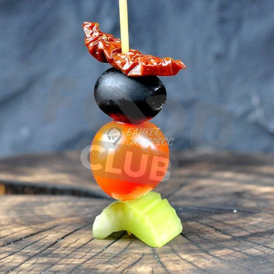 Черри, сельдерей, маслина и вяленый томат