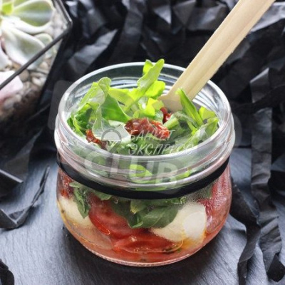 Салат с моцареллой, рукколой и печеными томатами 5 шт