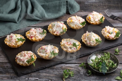 Тарталетка с крабовым салатом