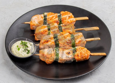 Мини-шашлык из лосося с цукини и соусом тар-тар 10 шт.
