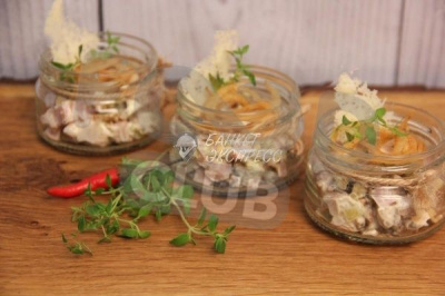 Spicy meat с языком, ветчиной, индейкой, жареными грибами и грецким орехом (5 шт.)