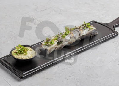 Мини рулет из сибаса с травами со сливочным соусом