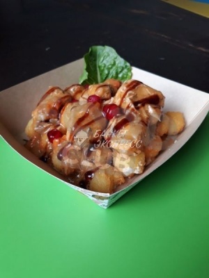 Картофельные шарики с томлеными говяжьими щечками в клюквенном соусе